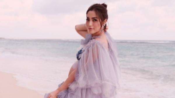 5 Gaya Seksi Jessica Iskandar di Maternity Shoot Terbaru Jadi Bidadari Pantai