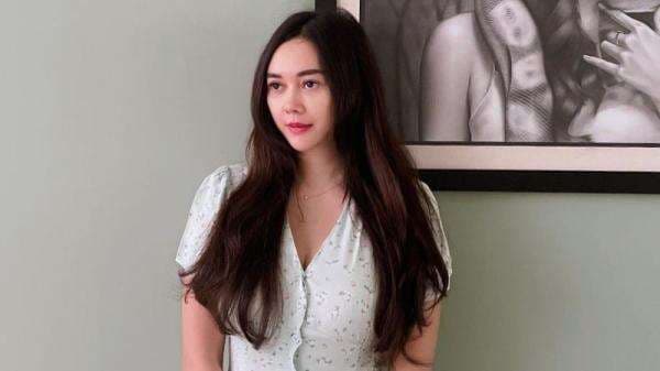 Aura Kasih Seksi Pakai Dress Ketat Pamer Body Montok, Netizen: Bikin Greget!