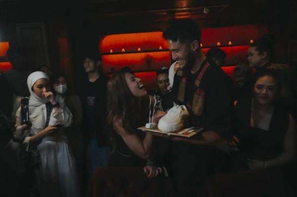 Biodata dan Agama Wulan Guritno, Janda Seksi yang Kepincut Brondong Sabda Ahessa