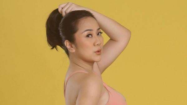 Pakai Bra Pink, Tante Ernie Hot Pamer Body Montok Berpose ala Mengikat Rambut