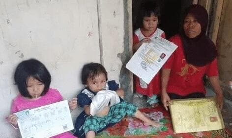 Viral Nenek 3 Cucu Makan Nasi Campur Garam, Cek Faktanya!