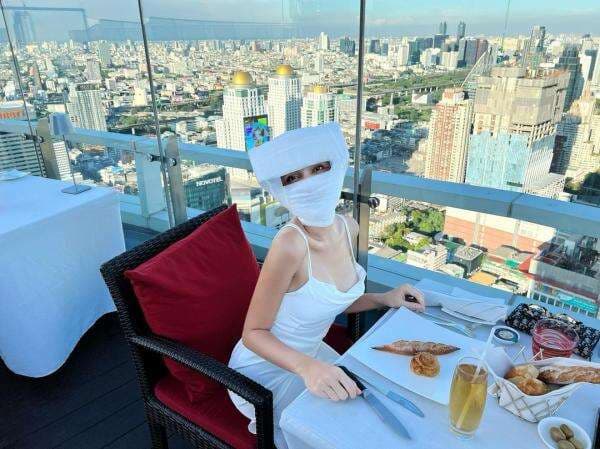 Bikin Ngakak se-Indonesia, Begini Penampakan Lucinta Luna Makan di Restoran Mewah Mukanya Tertutup Perban