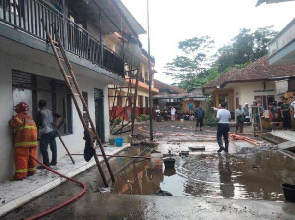 Korsleting Listrik, Bangunan Pesantren di Sukaraja Terbakar