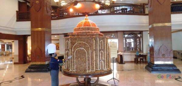 Ramadan, Hotel Ini Bikin Miniatur Masjid dari Kue Kembang Goyang