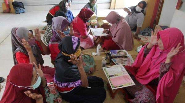 Di Sela Jadi Buruh Gendong, Belajar Ngaji dan Salat