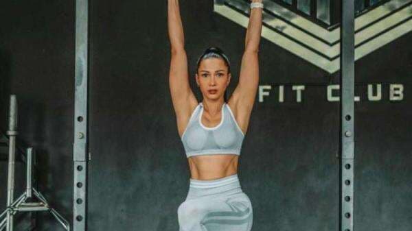 Awas Batal Puasa! Pose Andrea Dian Bikin Melongo, Netizen: Kenapa Dipegang?