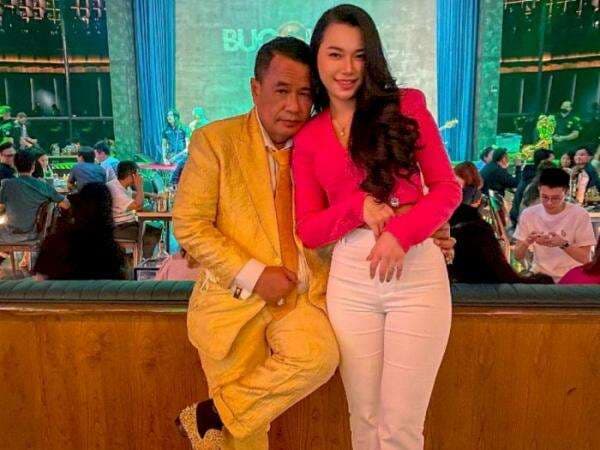 Hotman Paris Dilaporkan ke Polisi karena Pamer Peluk Cewek Seksi: Bukan Pansos