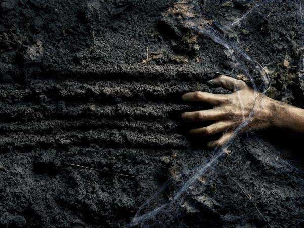 Cerita Horor: Tangan Misterius dari Kolong Tempat Tidur, Ngeri