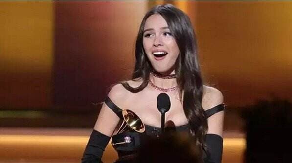 Olivia Rodrigo Borong Piala Grammy Awards 2022: Ini Semua untuk Orangtua Saya Olivia Rodrigo Borong Piala Grammy Awards 2022: Ini Semua untuk Orangtua Saya