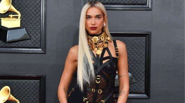 5 Gaya Artis Pakai Dress Hitam di Grammy Awards 2022, Ada Dua Lipa hingga Lady Gaga!