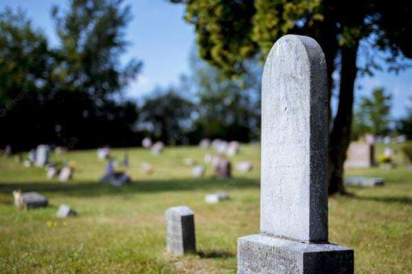 7 Tata Cara Ziarah Kubur ke Makam Orang Tua, Jangan Lupa Lepas Sandal dan Ucapkan Salam