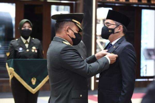 KSAD Anugerahkan Tanda Kehormatan Bintang Kartika Eka Paksi Utama kepada Ketua BPK KSAD Anugerahkan Tanda Kehormatan Bintang Kartika Eka Paksi Utama kepada Ketua BPK