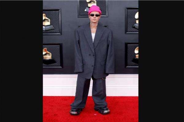 Justin Bieber Gunakan Setelan Baggy dan Crocs di Grammy Awards, Usung Gaya Kanada