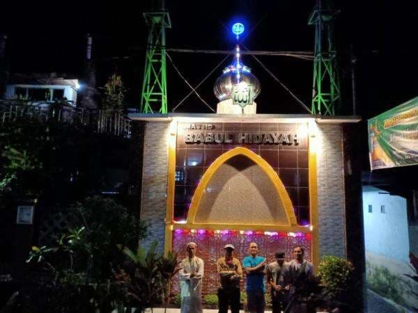 Lampu Sorot, Menambah Keindahan Masjid Babul Hidayah, Tanjungrejo di Bulan Ramadhan
