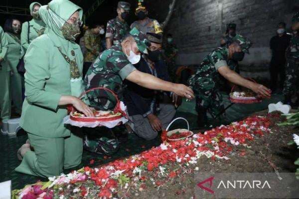 Menyedihkan Nasib Dua Anaknya, Jenderal Dudung Melayat ke Makam Babinsa yang Wafat Ditembak di Papua