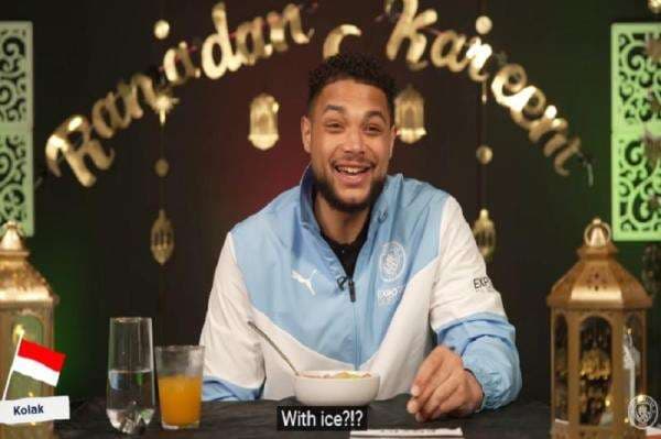 Pemain Manchester City Bernardo Silva dan Zack Steffen Cicipi Kolak Pisang Khas Indonesia, Wow Ini Sangat Enak!