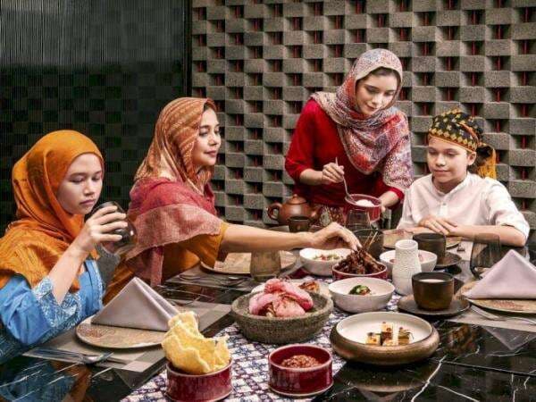 Ngabuburit ala Ayu Azhari, Adem Banget Tunggu Waktu Berbuka Sambil Melihat Salju