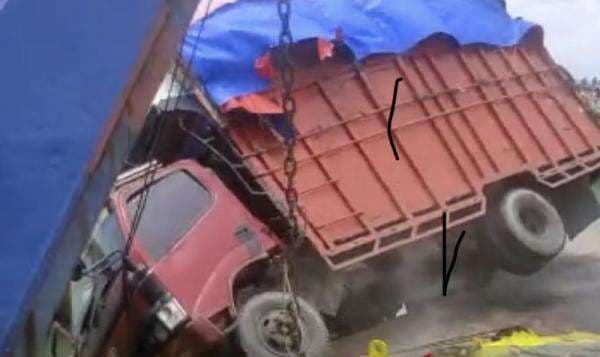 Viral! Truk Bermuatan Sembako Jatuh ke Laut saat Naik Kapal di Aceh Viral! Truk Bermuatan Sembako Jatuh ke Laut saat Naik Kapal di Aceh