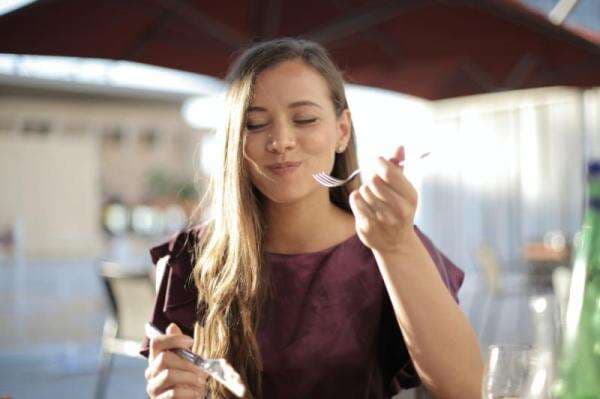 Ini Hukum Makan dan Minum di Depan Orang Berpuasa Menurut Islam