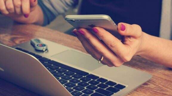 Si Paling Ngeselin! 4 Zodiak Ini Terkenal Malas Balas Pesan Chat, Alasannya Bikin Geleng-geleng, Apa Crush-mu Termasuk?