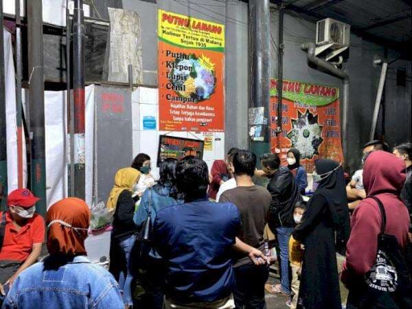 Cuma Kue Putu tapi Antreannya Sampai Ujung Gang, Sehari Ludes 800 Buah! Cuma Kue Putu tapi Antreannya Sampai Ujung Gang, Sehari Ludes 800 Buah!