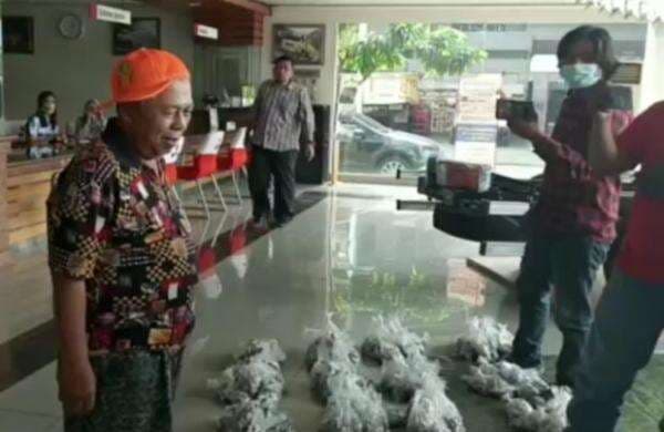 Pengusaha Jembatan Perahu di Karawang Belikan Istri Mobil Sport Mewah dengan Uang Koin