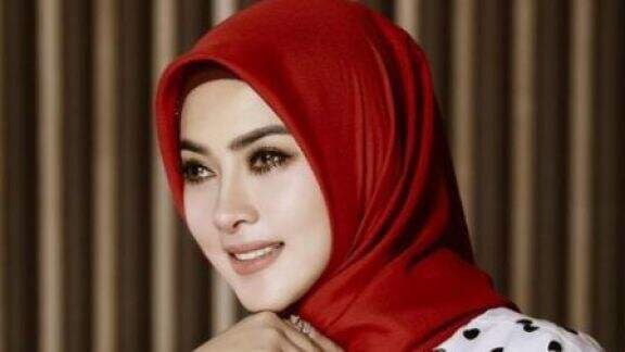 Bisnis Fesyen Muslim Syahrini Jadi Bahan Gunjingan, Mukena Rp 5 Juta Dinilai Punya Desain Norak: Logonya Kayak Spanduk Kampanye!