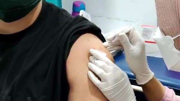 Demi Mudik, Ratusan Warga Serbu Gerai Vaksinasi Booster Malam di Polrestabes Bandung