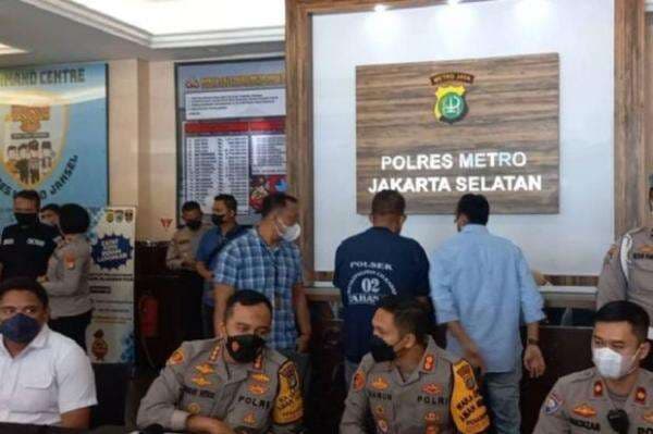 Geledah Rumah Pejabat yang Merampok Bank, Begini Temuan Polisi
