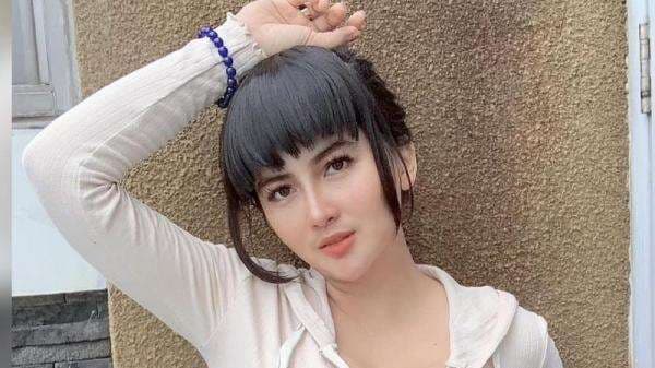 Diana Dee Starlight Pakai Baju Merah Menerawang, Bra Hitam Pun Terpampang Nyata