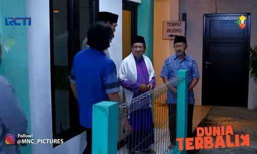 Sinopsis Dunia Terbalik 9 April 2022: Wanita Kampung Ciraos Sahur Sendirian, Idoy Ngajar Ngaji