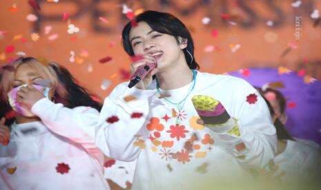 Jin BTS Tetap Tampil Profesional Meski Jari Tangan Tergips
