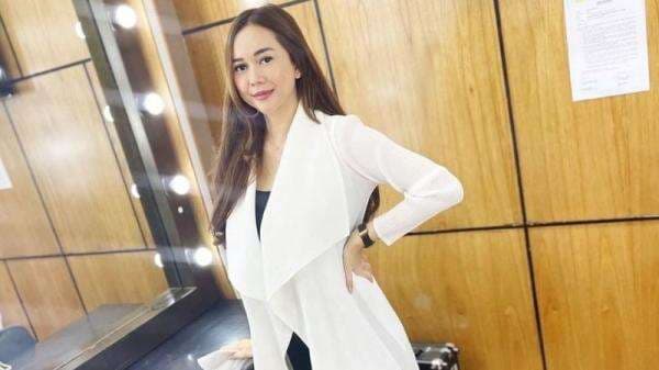 Pakai Kaus dan Jeans Sobek-Sobek, Gaya Aura Kasih Bisa Jadi Inspirasi Nih