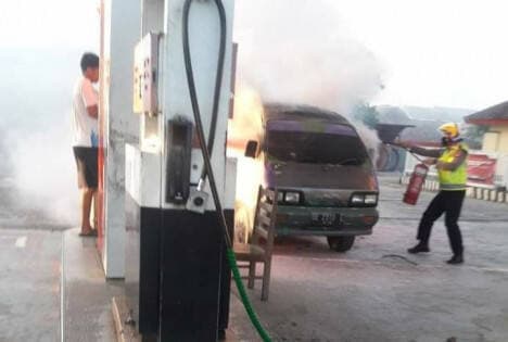 Bum! Mobil Terbakar di SPBU Kalianda, Polisi Ini Sigap Padamkan Api