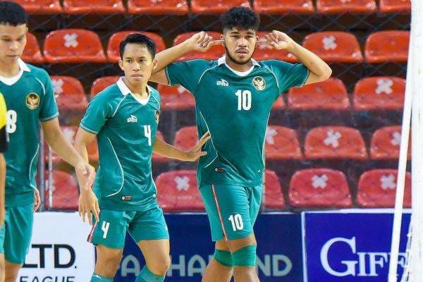 Kena Kartu Merah, Evan Soumelina Ngamuk dan Acungkan Jari Tengah