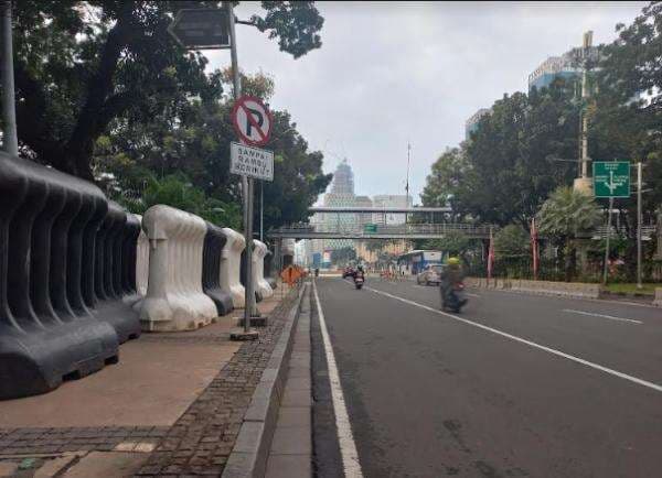Demo 11 April, Kawasan Patung Kuda Dipasang Kawat Berduri dan <i>Water Barrier</i> Raksasa
