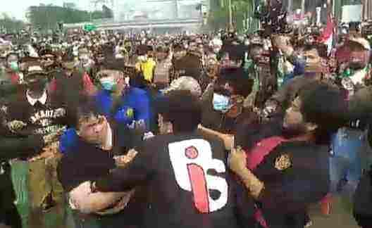 Video dan Foto Ade Armando Babak Belur Dihajar Massa Beredar Luas di Medsos