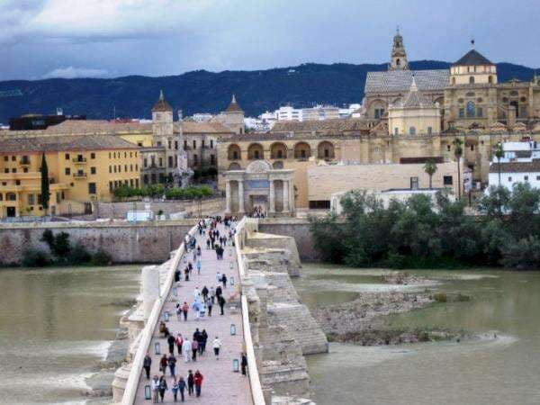 Di Kota Seribu Cahaya, Ada Katedral di Dalam Masjid Agung! Kok Bisa?