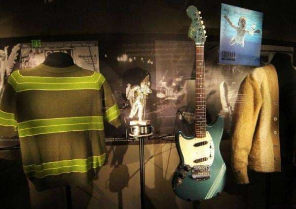 Gitar Biru Kurt Cobain Dalam video Nirvana Smells Like Teen Spirit Akan Segera Dilelang