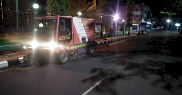 Petugas Kebersihan Parepare Bersihkan Kota Malam Hari Selama Ramadhan Petugas Kebersihan Parepare Bersihkan Kota Malam Hari Selama Ramadhan