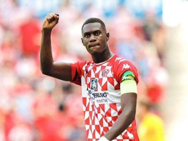 Pertama dalam Sejarah Bundesliga, Pertandingan Dihentikan untuk Pemain Muslim Buka Puasa