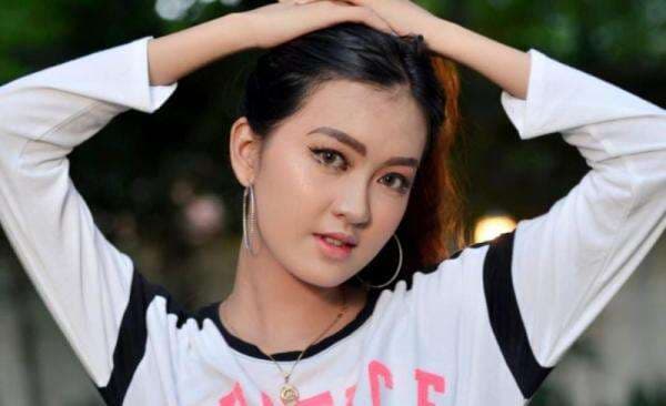 Fidya Meilia Putri Pemeran IPA & IPS GTV Bongkar Isi Tas yang Dibawa Syuting Fidya Meilia Putri Pemeran IPA & IPS GTV Bongkar Isi Tas yang Dibawa Syuting