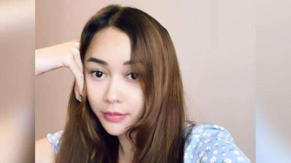 Gaya Aura Kasih Dasteran Bikin Salfok, Wajah Ngantuk Tetap Seksi!