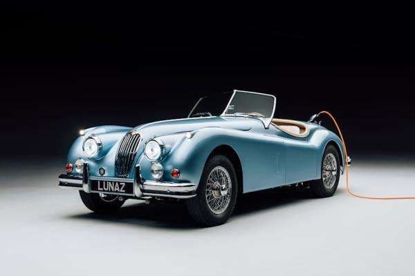 Brooklyn Beckham Dihadiahi Jaguar XK140 1954