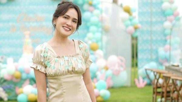 Shandy Aulia Pose Pakai Bra Putih, Body Goals Emak-Emak Rasa Gadis Bikin Minder!