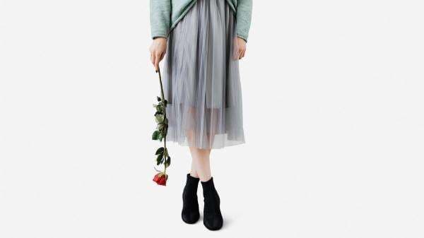 Suka Memakai Rok? Ini 9 OOTD Bawahan Abu-Abu Muda Wajib Coba Suka Memakai Rok? Ini 9 OOTD Bawahan Abu-Abu Muda Wajib Coba