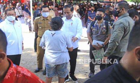 Kunjungan ke Pasar Harjamukti, Jokowi Dicurhati Siti Soal Beratnya Beban Ekonomi