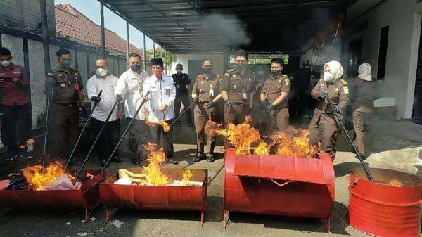 Rokok Merek Anoah dan ST Premium, Sabu hingga Tembakau Gorila Dimusnahkan Kejari Pandeglang