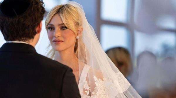 Cantiknya Nicola Peltz Menantu David Beckham di Hari Pernikahan, Intip Detail Gaun Pengantinya!