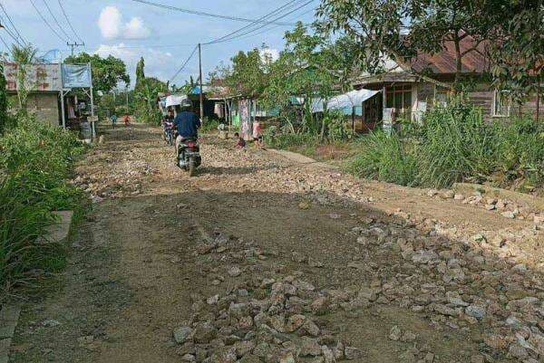 Portal Jembatan Paringin Dilepas, Jalan Desa Bungin Balangan Mulai Diperbaiki
